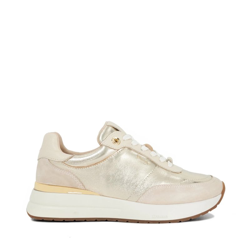 Basket en cuir suédé et cuir métallisé doré et beige, avec des lacets blancs et une semelle épaisse blanche mettant en valeur un accent doré.