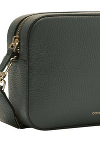Borsa a tracolla verde in pelle con una finitura testurizzata, hardware dorato, doppia cerniera e una tracolla removibile. Presenta una forma rettangolare.