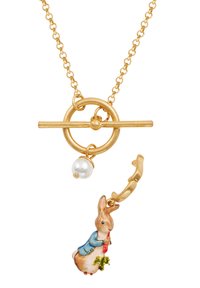 Collana dorata con catena texture e chiusura a moschettone. Presenta un accento di perla e un ciondolo colorato di un coniglio che tiene un rametto di vischio.
