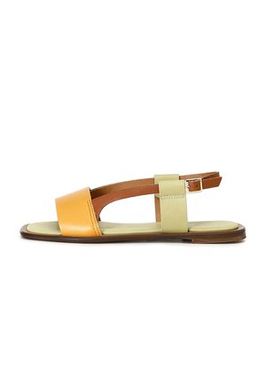 Sandalia multicolor con tiras de cuero naranja y verde, suela plana y tira ajustable en el tobillo. Diseño simple con laterales abiertos.