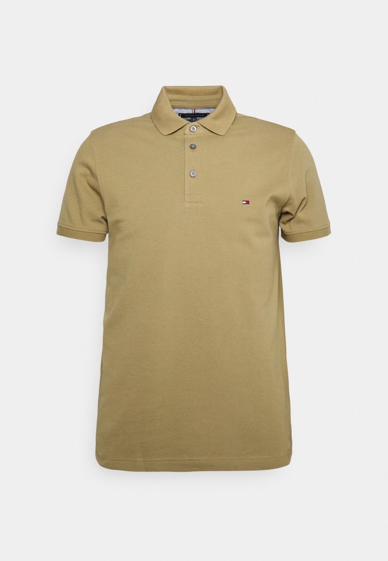 Polo beige à manches courtes avec col, trois boutons et petit logo rouge, blanc et bleu sur la poitrine gauche.