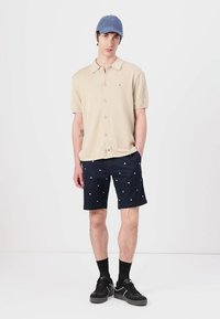 Tommy Hilfiger ESSENTIAL SHIRT - Button down-skjorte - sandalwood