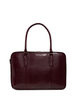 Borsa rettangolare bordeaux scuro con texture in pelle di serpente, doppi manici e ferrature dorate su sfondo bianco.
