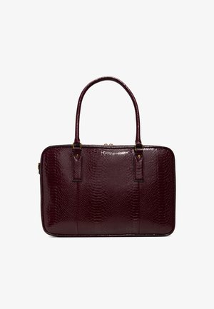 Sac à main rectangulaire bordeaux foncé avec texture peau de serpent, double poignée et ferrures dorées sur fond blanc.