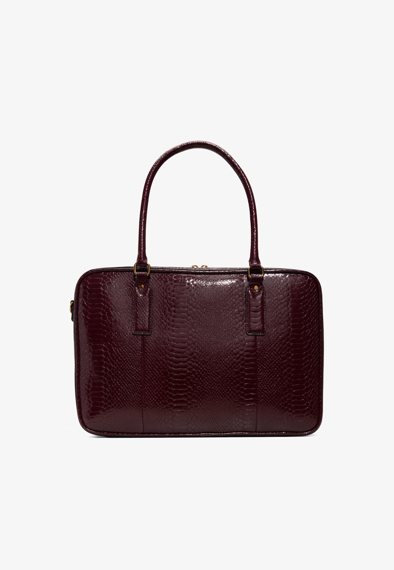 Sac à main rectangulaire bordeaux foncé avec texture peau de serpent, double poignée et ferrures dorées sur fond blanc.