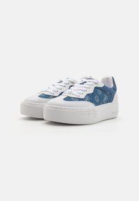Weiße Sneaker mit einem strukturierten blauen Denim-Obermaterial, ausgestattet mit weißen Schnürsenkeln und einer gestapelten Sohle. Bemerkenswerte Logo-Details an den Seiten.