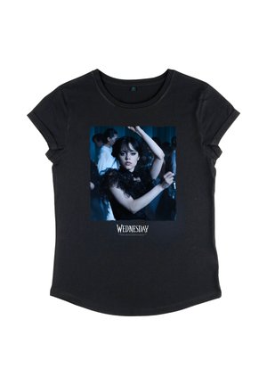 Czarny t-shirt z dziewczyną w czarnej sukience tańczącą z uniesionymi rękami, z napisem "Środa" poniżej obrazu.