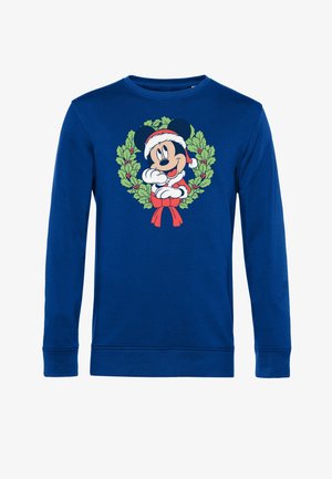 Modrá mikina s dlouhým rukávem s Mickey Mousem v Santa klobouku a kostýmu, rámovaná zeleným věncem z cesmíny s červenými bobulemi.