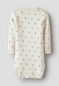 Body niemowlęce z długim rękawem w jasnobeżowym kolorze, z powtarzającym się małym brązowym wzorem kwiatowym i okrągłym dekoltem.