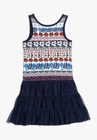 Sukienka bez rękawów z dopasowaną, wzorzystą górą w czerwone ryby i niebieskie liście, oraz granatową, warstwową, falbanową spódnicą.