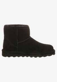 Stivale alla caviglia in suede nero con una morbida fodera interna, punta rotonda, cuciture minime e suola in gomma con un motivo di battistrada testurizzato.