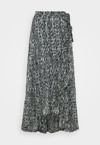 Langer, schwarz-weißer Rock mit gemustertem Design, der eine geraffte Seitenakzentuierung, einen weichen Stoff und einen fließenden Schnitt mit asymmetrischem Saum aufweist.