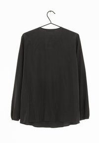 Blusa nera a maniche lunghe realizzata in tessuto leggero, con orlo dritto, scollatura rotonda e maniche arricciate con polsini.