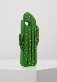 Coque de téléphone en forme de cactus vert avec des accents jaunes, présentant une surface texturée et des pics saillants, conçue pour la protection et l'esthétique.