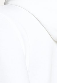 Felpa bianca con cappuccio caratterizzata da una texture liscia, vestibilità comoda e cuciture delle spalle curve. Il tessuto sembra morbido e leggero.