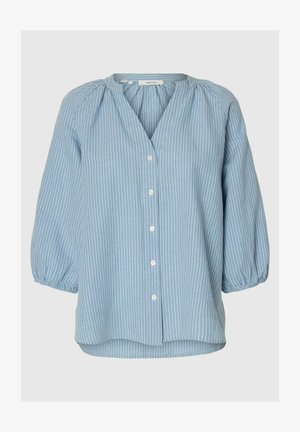 Blouse bleu clair à rayures verticales blanches, avec encolure froncée, boutonnage avant et manches bouffantes 3/4 avec poignets élastiqués.