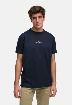 Navyblaues Baumwoll-T-Shirt mit kurzen Ärmeln, Rundhalsausschnitt und kleinem weißen Logo auf der Brust. Einfaches, lässiges Design.