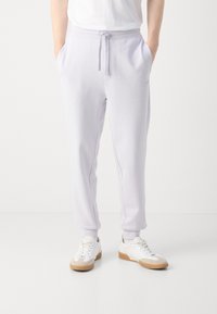 HUGO DAYOTE - Jogginghose - light pastel purple