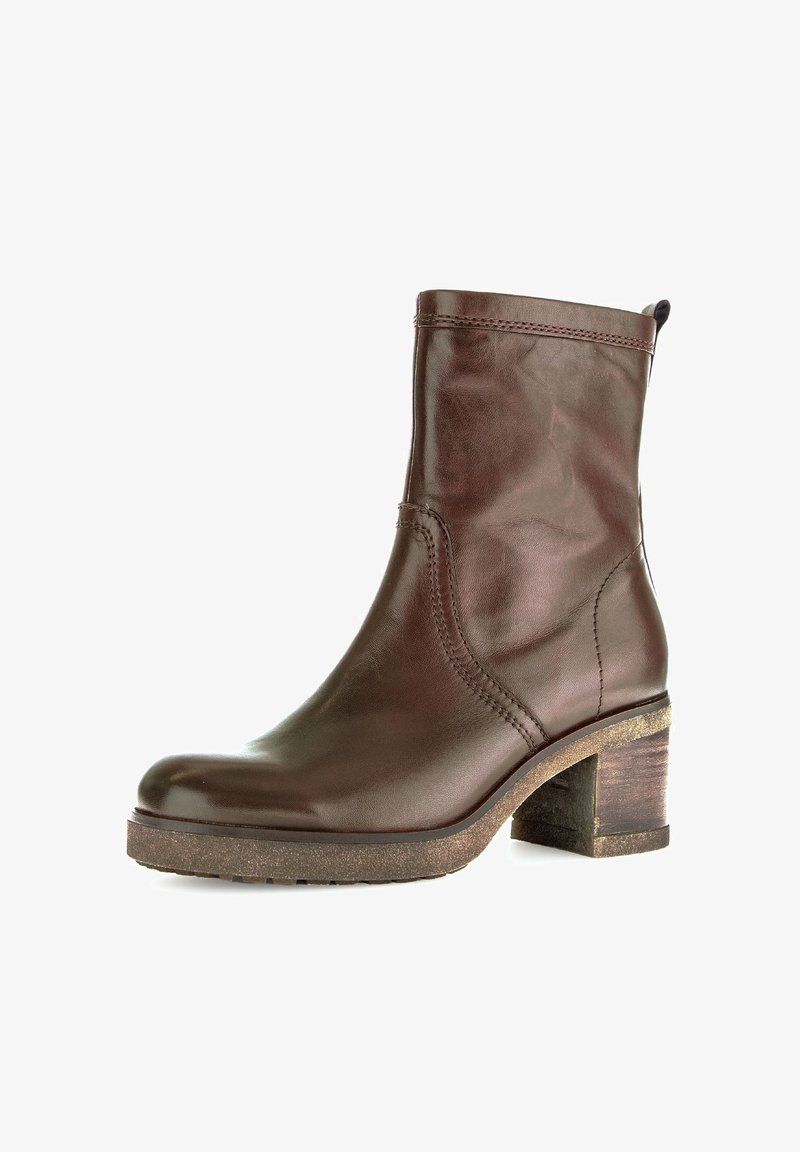 Hnědá kožená kotníková bota s kulatou špičkou, stehujem a středně vysokým blokovým podpatkem. Disponuje texturovanou podrážkou pro lepší úchop.