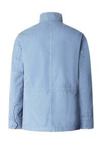 Giacca casual azzurro chiaro con collo alto, toppe ricamate sui gomiti e maniche lunghe, mostrata da dietro su sfondo bianco.