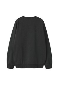 Tumši pelēks džemperis ar apaļu apkakli, garām piedurknēm, ribotām aprocēm un vaļīgu piegriezumu. Mīksta tekstūra, bez redzamām rakstām vai akcentiem.