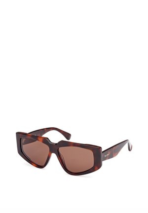 Ochelari de soare cu tortoise brown, cu o ramă geometrică, lentile de culoare maron închis și brațe subțiri, având un logo pe lateral.