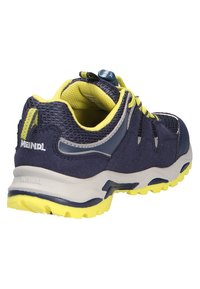 Blauwe en gele wandelschoen met bovenkant van mesh en suede, rubberen zool, versterkte neus en een verstelbaar vetersysteem voor een veilige pasvorm.