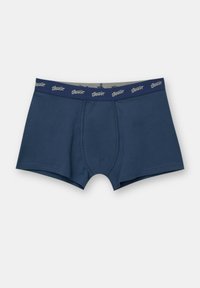 Tengerészkék boxer alsónadrág, puha anyagból készült, szürke logós derékpánttal és hagyományos sliccel. Simább textúrával és testhezálló szabással rendelkezik.