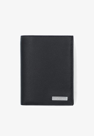 Czarny portfel z teksturowanej skóry o prostokątnym kształcie. Na dole po prawej stronie znajduje się srebrne logo marki. Gładkie krawędzie i minimalistyczny design.