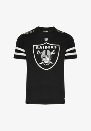 T-shirt nera a maniche corte con un grande logo dei Raiders in bianco, con strisce bianche e grigie sulle maniche. Realizzato in tessuto morbido.