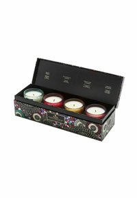 Fyra doftande ljus i färgglada glasbehållare, presenterade i en svart dekorativ låda med blommönster och guldförstärkningar.