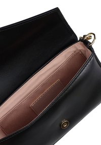 Borsa a pochette in pelle nera con rifiniture dorate. L'interno è rivestito in rosa chiaro e presenta un'etichetta in pelle marrone. Progettata con una chiusura a pulsante.
