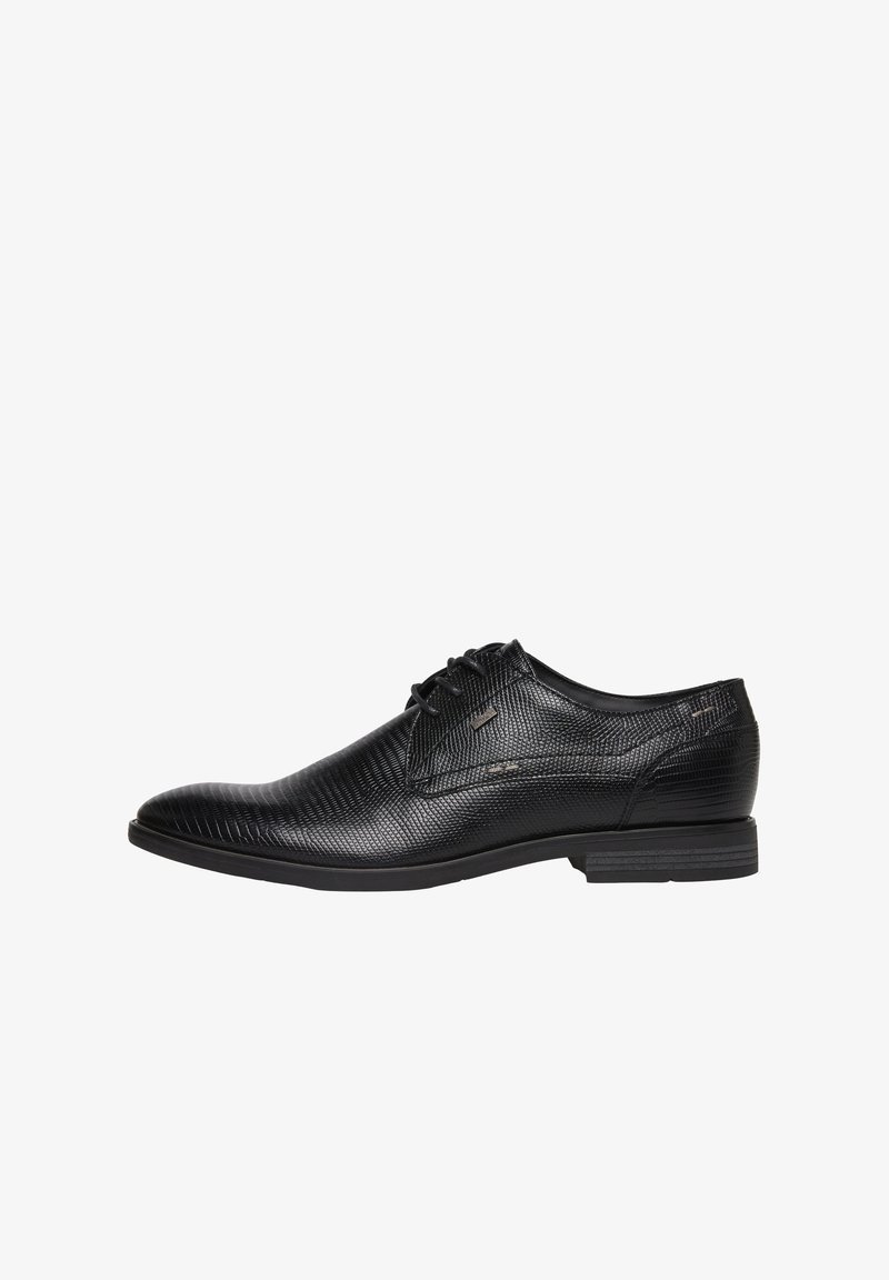 Chaussure habillée en cuir noir pour homme avec finition texturée, lacets et petit talon empilé, présentée de profil sur fond blanc.