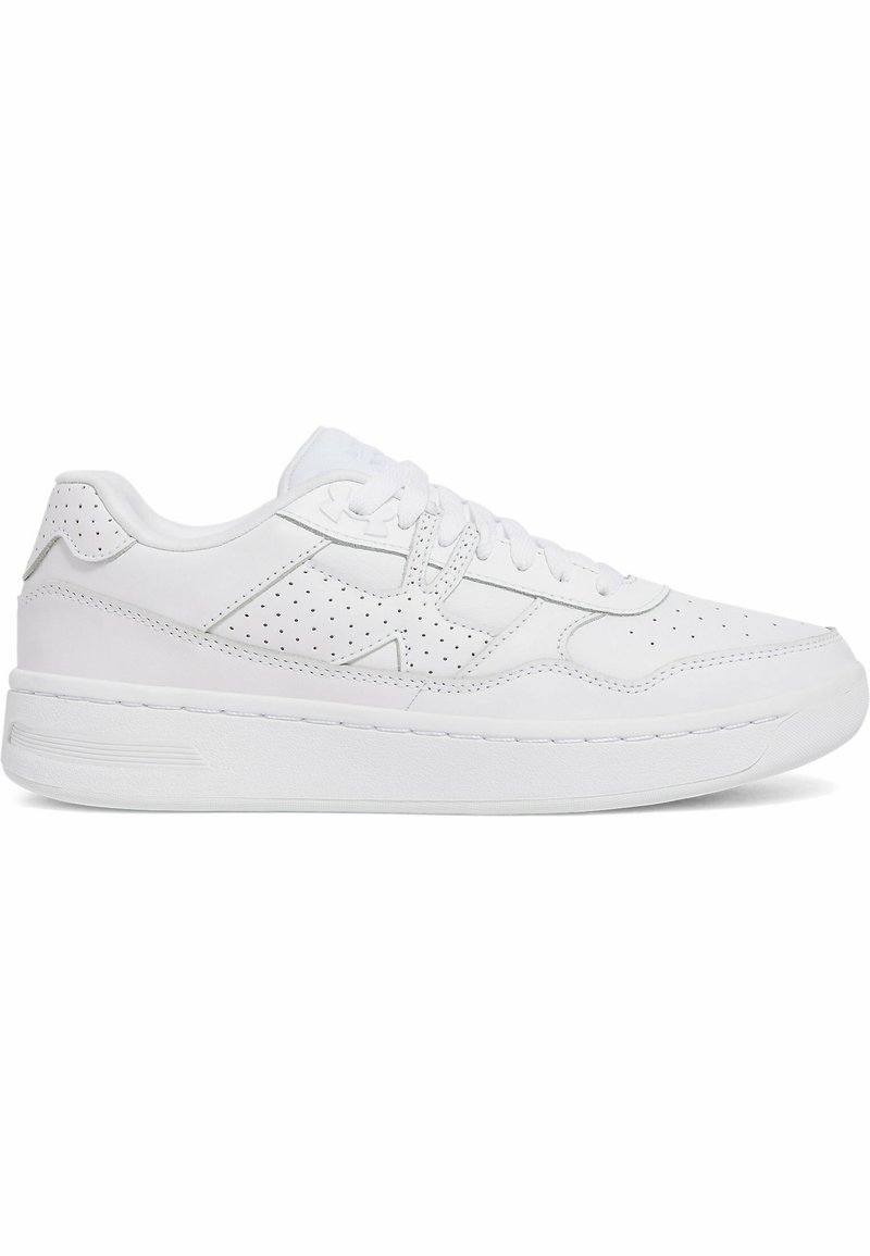 Zapatillas atléticas blancas con detalles perforados, punta redonda, suela de goma plana y sistema de cordones. Parte superior de cuero liso con acentos mínimos.
