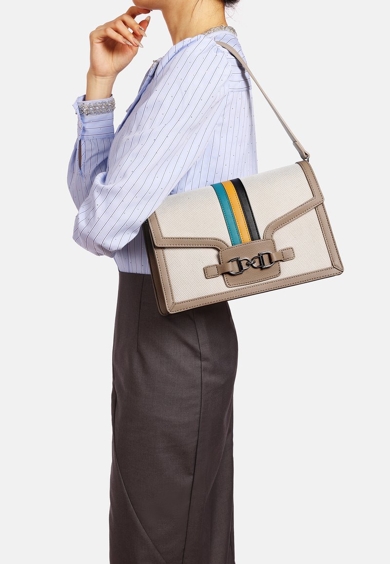 Borsa beige con superficie testurizzata, caratterizzata da un design color block con strisce turchesi, gialle e nere, e chiusura a scatto.