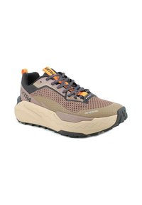 Scarpa da trail running con parte superiore in mesh marrone e grigia, dettagli arancioni, punta rinforzata e suola spessa beige con battistrada testurizzato.
