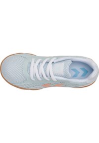 Hellblaue Sportschuhe mit Mesh-Obermaterial, weißen Schnürsenkeln, Gummisohle und dezenten orangefarbenen Akzenten. Die Innensohle ist hellblau und mit einem Pfeilmuster versehen.