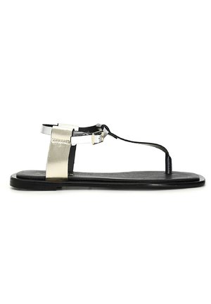 Sorte flade sandaler med en metalisk sølvAccentrem, strømlinet design, åben tå, ankelspænde lukning og tekstureret sort indersål.