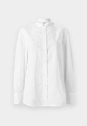 Valge pika varrukaga nööbitav särk, millel on seisukrae, sile tekstuur ja peen klapiga ringikujulised nööbid.