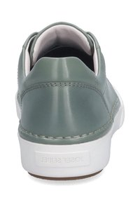 Zielone skórzane trampki o miękkiej, gładkiej fakturze, białej gumowej podeszwie i przeszywanych akcentach. Charakteryzują się niskim krojem i zaokrąglonym obcasem.