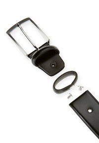 Czarny skórzany pasek z metalową klamrą w kolorze srebrnym, zawiera pętlę do pasa, śruby i odłączany skórzany fragment. Gładka tekstura.