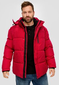 Rote Daunenjacke mit Reiß- und Druckknopfverschluss, verstellbare Kapuze und Seitentaschen. Mit gestepptem Material und schwarzem Innenfutter.