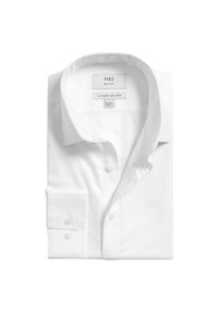 Bílá slim-fit košile vyrobená z tkaniny, která se nemačká. Má klasický límec, manžety na jeden knoflík a hladkou texturu bez vzorů.