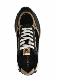 Zwarte en tan sneaker met zilveren accenten, voorzien van een gestructureerde bovenkant, ronde veters en een gedurfde, gestroomlijnde vormgeving.