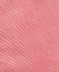 Gestructureerde roze stof met subtiele diagonale strepen, die een zachte uitstraling geeft. Het materiaal heeft een glad oppervlak en een uniforme kleur.