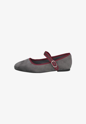 Zapato plano Mary Jane de ante gris con ribete y correa burdeos que presenta una hebilla plateada, suela negra y puntera redondeada.