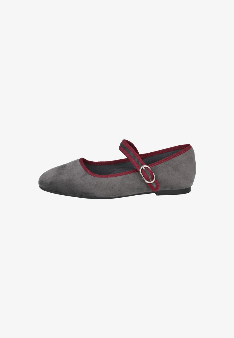 Zapato plano Mary Jane de ante gris con ribete y correa burdeos que presenta una hebilla plateada, suela negra y puntera redondeada.