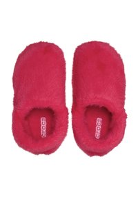 Zapatillas de casa rosas y peludas con punta redondeada, textura suave, parte trasera abierta y logo de Crocs en la plantilla, diseñadas para uso en interiores.