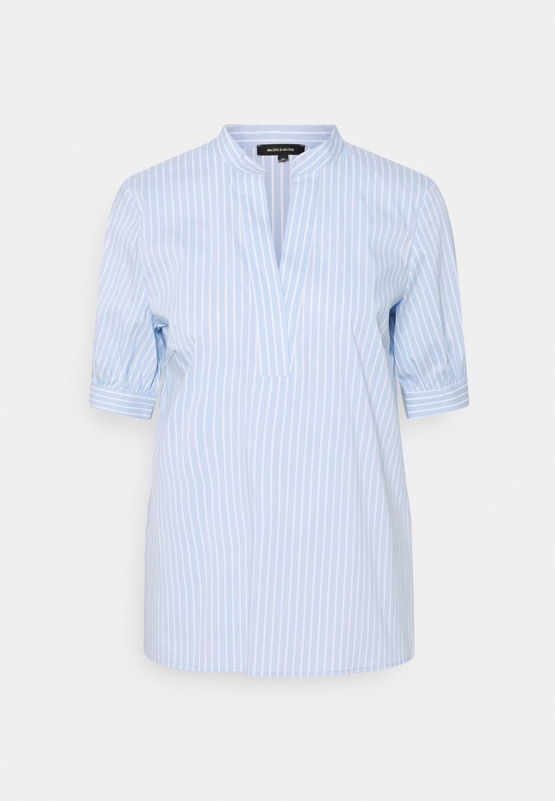 Lyseblå, kortærmet bluse med lodrette hvide striber, en ståkrave og en stolpe. Stoffet ser glat ud med en subtil glans.