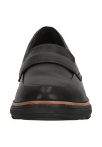 Svart läderloafer med en slät finish, ett brett band över vristen och en vadderad sula med en brun detalj längs kanten.